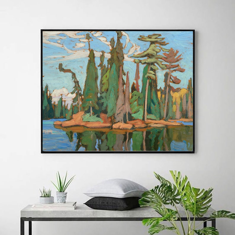 Pu&ograve; includere: Un dipinto che rappresenta una scena di lago con una piccola isola al centro. L'isola &egrave; ricoperta di alberi alti e verdi, e l'acqua &egrave; di un blu profondo. Il cielo &egrave; di un azzurro chiaro con nuvole bianche. Il dipinto &egrave; realizzato in uno stile che ricorda il Gruppo dei Sette.