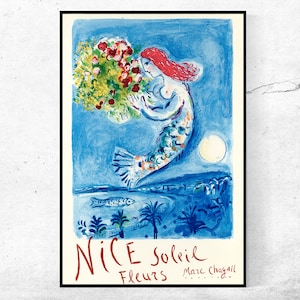 Puede incluir: Un póster vintage con una ilustración colorida de una sirena con cabello rojo sosteniendo un ramo de flores. El fondo es un cielo azul con una luna blanca. El texto en el póster dice "Nice Soleil Fleurs Marc Chagall".