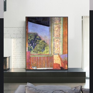 Könnte beinhalten: Gerahmtes Gemälde, das eine Außenszene durch ein Fenster zeigt. Das Kunstwerk zeigt einen blauen Himmel, grüne Bäume und ein Fenster mit detaillierten Elementen. Die Farbpalette umfasst Blau-, Grün-, Orange- und Brauntöne.