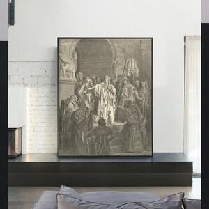 Könnte beinhalten: Eine Schwarzweiß-Gravur, die eine Frau zeigt, die vor einer Gruppe von Menschen steht. Die Frau trägt ein langes Gewand und eine Krone. Die Menschen sind in verschiedenen Gewändern gekleidet und stehen in einem formellen Ambiente.