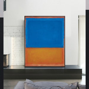 Op de afbeelding: Abstract schilderij met een blauwe rechthoek bovenop een oranje rechthoek. Het schilderij is omlijst in zwart.