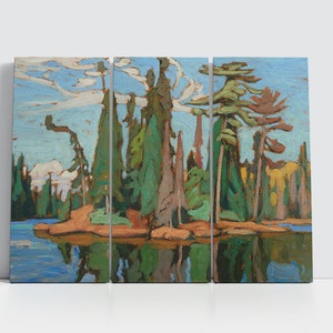 Pu&ograve; includere: Un dipinto che rappresenta una scena di lago con una piccola isola al centro. L'isola &egrave; ricoperta di alberi alti e verdi. Il lago &egrave; di colore azzurro chiaro e riflette il cielo e gli alberi. Il cielo &egrave; di colore azzurro chiaro con nuvole bianche.