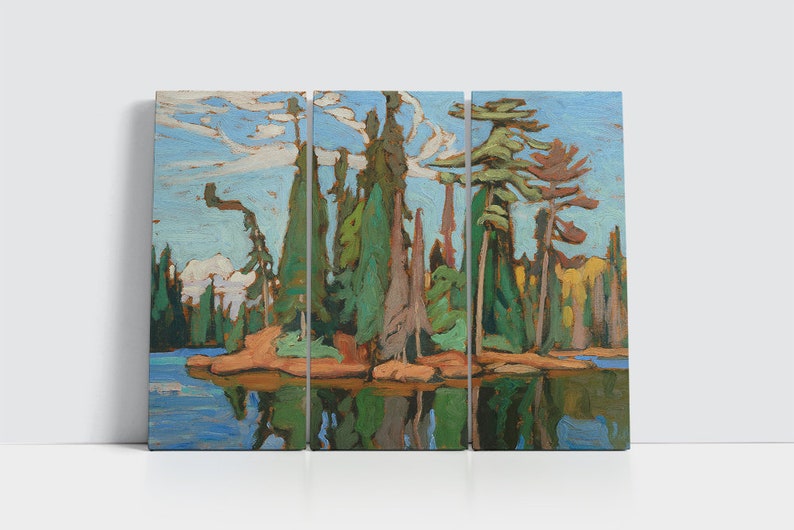 Pu&ograve; includere: Un dipinto che rappresenta una scena di lago con una piccola isola al centro. L'isola &egrave; ricoperta di alberi alti e verdi. Il lago &egrave; di colore azzurro chiaro e riflette il cielo e gli alberi. Il cielo &egrave; di colore azzurro chiaro con nuvole bianche.