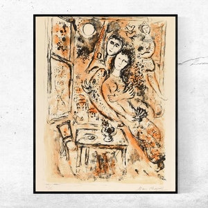 Op de afbeelding: Een kleurrijke lithografieprint van een stel dat elkaar omarmt in een kamer met een raam en een tafel. De print is in tinten oranje, bruin en zwart, met een witte maan in de linkerbovenhoek. De handtekening van de kunstenaar, Marc Chagall, staat in de rechterbenedenhoek.