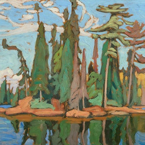 Pu&ograve; includere: Un dipinto di una piccola isola con alti alberi verdi in un lago. Il cielo &egrave; blu con nuvole bianche. L'acqua &egrave; di un azzurro chiaro con riflessi degli alberi.