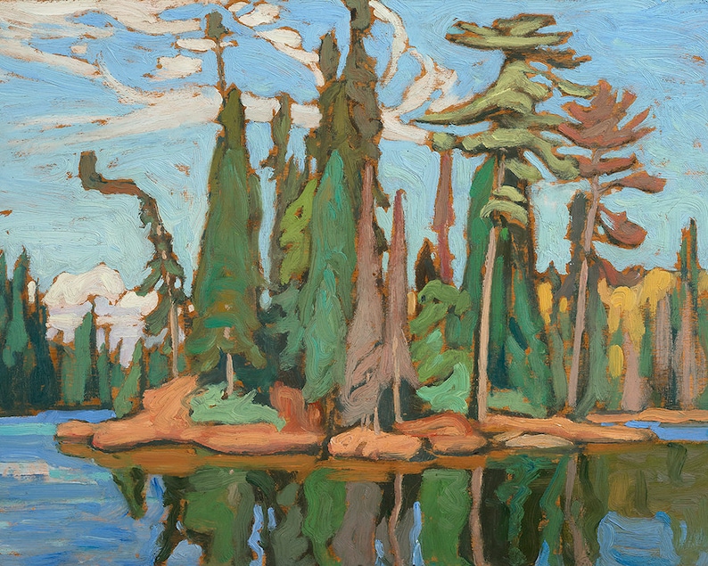 Pu&ograve; includere: Un dipinto di una piccola isola con alti alberi verdi in un lago. Il cielo &egrave; blu con nuvole bianche. L'acqua &egrave; di un azzurro chiaro con riflessi degli alberi.