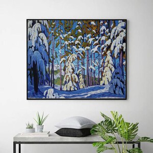 K&ouml;nnte beinhalten: Ein Gem&auml;lde, das eine schneebedeckte Waldszene mit hohen, schlanken B&auml;umen zeigt, die mit wei&szlig;em Schnee bedeckt sind. Die B&auml;ume sind in Blaut&ouml;nen, Violett und Gr&uuml;n gemalt, mit einem Hauch von Gelb im Hintergrund. Der Himmel ist strahlend blau und der Schnee ist schneewei&szlig;.