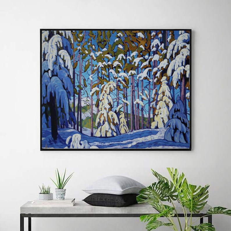 K&ouml;nnte beinhalten: Ein Gem&auml;lde, das eine schneebedeckte Waldszene mit hohen, schlanken B&auml;umen zeigt, die mit wei&szlig;em Schnee bedeckt sind. Die B&auml;ume sind in Blaut&ouml;nen, Violett und Gr&uuml;n gemalt, mit einem Hauch von Gelb im Hintergrund. Der Himmel ist strahlend blau und der Schnee ist schneewei&szlig;.