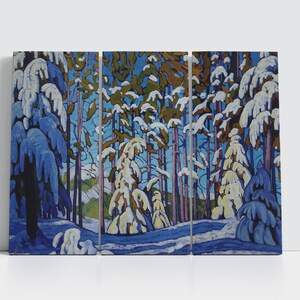 K&ouml;nnte beinhalten: Ein Gem&auml;lde, das eine schneebedeckte Waldszene mit hohen, schlanken B&auml;umen in Blaut&ouml;nen, Lila und Braun zeigt. Die B&auml;ume sind mit wei&szlig;em Schnee bedeckt, und der Boden ist mit einer Schneedecke bedeckt. Der Himmel ist strahlend blau.