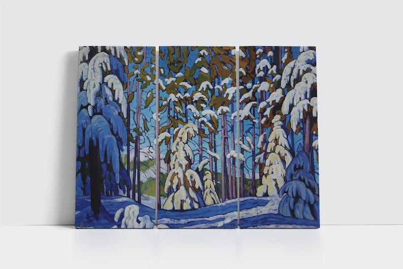 K&ouml;nnte beinhalten: Ein Gem&auml;lde, das eine schneebedeckte Waldszene mit hohen, schlanken B&auml;umen in Blaut&ouml;nen, Lila und Braun zeigt. Die B&auml;ume sind mit wei&szlig;em Schnee bedeckt, und der Boden ist mit einer Schneedecke bedeckt. Der Himmel ist strahlend blau.