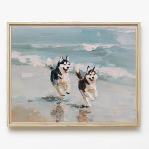 Może przedstawiać: Obraz olejny w jasnej drewnianej ramie przedstawiający dwa psy rasy Husky syberyjski biegnące przez płytką wodę oceaniczną na piaszczystej plaży. Psy mają czarno-biało-szarą sierść, a scena charakteryzuje się widocznymi pociągnięciami pędzla w odcieniach błękitu.