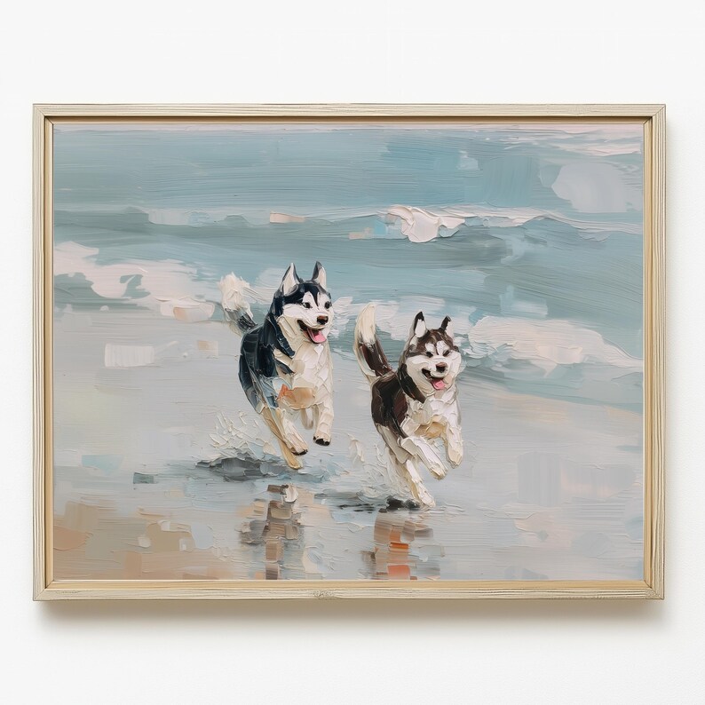 Może przedstawiać: Obraz olejny w jasnej drewnianej ramie przedstawiający dwa psy rasy Husky syberyjski biegnące przez płytką wodę oceaniczną na piaszczystej plaży. Psy mają czarno-biało-szarą sierść, a scena charakteryzuje się widocznymi pociągnięciami pędzla w odcieniach błękitu.