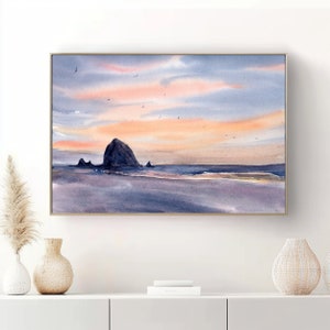Puede incluir: Una pintura de acuarela de una isla rocosa en el oc&eacute;ano al atardecer. El cielo es de un rosa y naranja suave, y el agua es de un azul profundo. Hay algunas aves volando en el cielo.