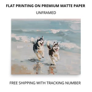 Może przedstawiać: Nieoprawiony wydruk artystyczny na papierze matowym premium przedstawiający ilustrację w stylu malarstwa olejnego z dwoma czarno-białymi psami rasy Husky syberyjski biegnącymi przez płytkie fale oceanu na piaszczystej plaży, z tekstem FLAT PRINTING ON PREMIUM MATTE PAPER.