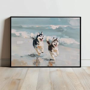 Może przedstawiać: Obraz olejny w czarnej ramie przedstawiający dwa czarno-białe psy rasy Husky syberyjski biegnące przez płytką wodę oceaniczną na piaszczystej plaży. Widoczne pociągnięcia pędzla tworzą teksturowany efekt z niebieskimi i białymi falami.