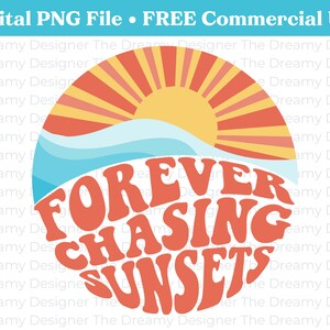 Op de afbeelding: Een rode, oranje en gele zonsondergang afbeelding met een blauwe golf en de tekst "FOREVER CHASING SUNSETS" in een retro lettertype.