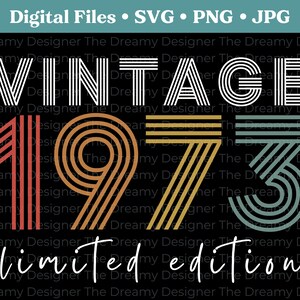Puede incluir: Dise&ntilde;o gr&aacute;fico vintage 1973 edici&oacute;n limitada con un esquema de color retro. Los n&uacute;meros est&aacute;n en una fuente en negrita con rayas rojas, naranjas, amarillas y azules.