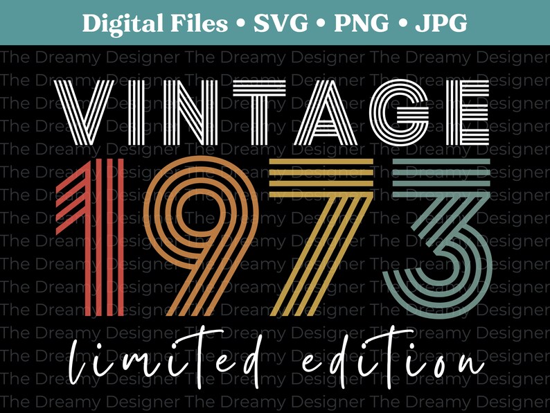 Puede incluir: Dise&ntilde;o gr&aacute;fico vintage 1973 edici&oacute;n limitada con un esquema de color retro. Los n&uacute;meros est&aacute;n en una fuente en negrita con rayas rojas, naranjas, amarillas y azules.