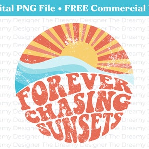 Op de afbeelding: Een rood, geel en blauw grafisch ontwerp met een zon en golven. De tekst "FOREVER CHASING SUNSETS" staat in een retro-lettertype.