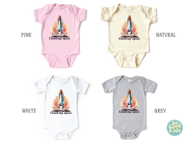 K&ouml;nnte beinhalten: Vier Baby-Bodys in verschiedenen Farben: rosa, wei&szlig;, natur und grau. Jeder Body zeigt ein Motiv eines Raumschiffs mit dem Text "I need my space".