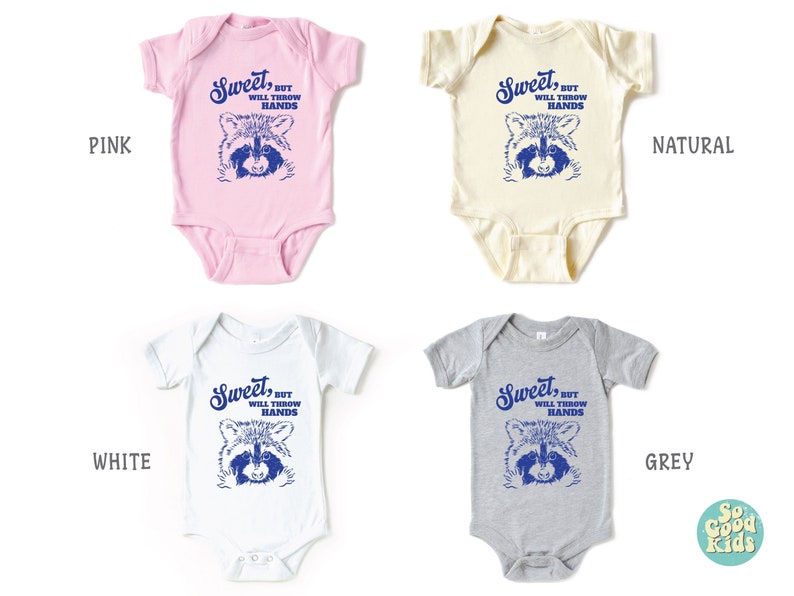 Op de afbeelding: Vier baby rompertjes in verschillende kleuren: roze, naturel, wit en grijs. Elk rompertje heeft een blauwe afbeelding van een wasbeer met de tekst "Sweet, but will throw hands".