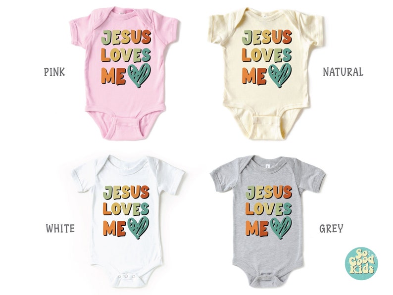 Puede incluir: Cuatro bodies de beb&eacute; en rosa, blanco, natural y gris con el texto "Jes&uacute;s me ama" en colores arco&iacute;ris y un coraz&oacute;n verde.