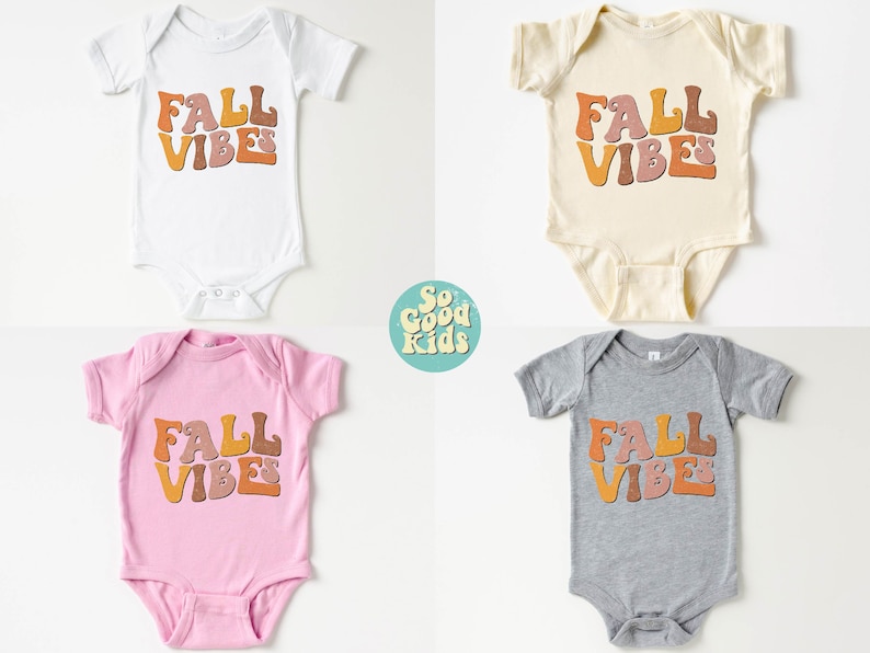 Puede incluir: Cuatro bodies de beb&eacute; en diferentes colores con el texto "FALL VIBES" en una fuente retro. Los bodies son blanco, beige, rosa y gris.