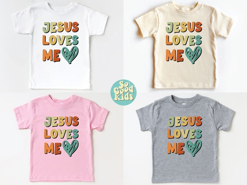 Puede incluir: Cuatro camisetas para ni&ntilde;os peque&ntilde;os con el texto "JESUS LOVES ME" en letras retro de colores y un coraz&oacute;n verde. Las camisetas son blancas, beige, rosas y grises.