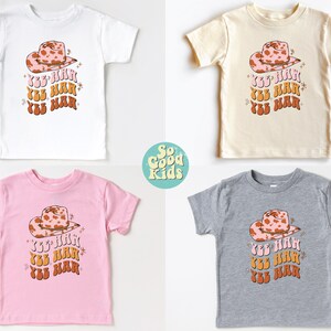 K&ouml;nnte beinhalten: Vier T-Shirts in Kindergr&ouml;&szlig;e mit einem rosa und braunen Cowboyhut und dem dreimal wiederholten Text "Yee Haw". Die Shirts sind wei&szlig;, beige, rosa und grau.