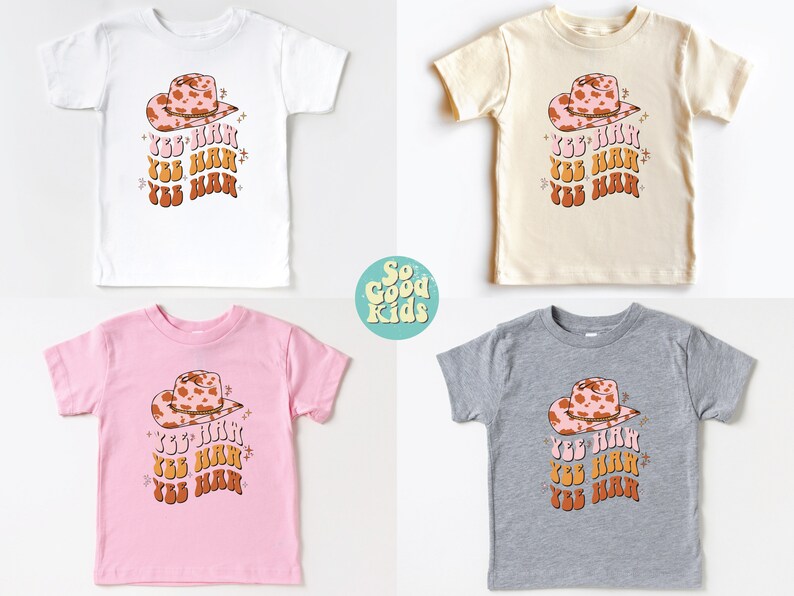 K&ouml;nnte beinhalten: Vier T-Shirts in Kindergr&ouml;&szlig;e mit einem rosa und braunen Cowboyhut und dem dreimal wiederholten Text "Yee Haw". Die Shirts sind wei&szlig;, beige, rosa und grau.