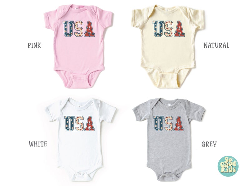 K&ouml;nnte beinhalten: Vier Baby-Bodys in verschiedenen Farben mit dem Wort "USA" auf der Vorderseite. Die Bodys sind in Pink, Wei&szlig;, Natur und Grau.