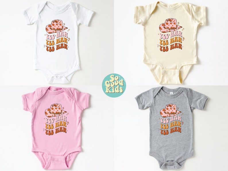 K&ouml;nnte beinhalten: Vier Baby-Bodys in verschiedenen Farben: Wei&szlig;, Beige, Rosa und Grau. Jeder Body zeigt ein Cartoon-Bild eines rosa und braunen Cowboyhuts mit dem Text "Yee Haw", der dreimal in einer Retro-Schrift wiederholt wird.
