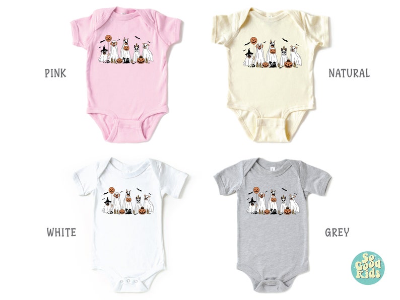 Puede incluir: Cuatro bodies de beb&eacute; en diferentes colores: rosa, blanco, natural y gris. Cada body presenta un gr&aacute;fico de un grupo de perros disfrazados de fantasmas para Halloween. El texto "So Good Kids" es visible en la esquina inferior derecha de la imagen.