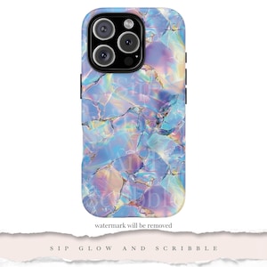 以下が含まれることがあります： 青、紫、ピンクの虹色のマーブル模様の携帯電話ケース。ケースは、カメラの突起のあるiPhone用に設計されています。