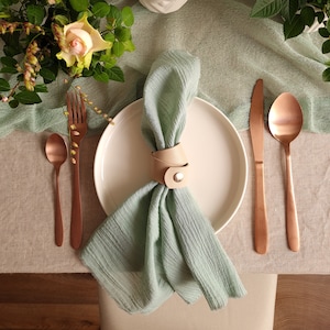 Muslin napkins in combination with sage napkins create a harmonious and elegant atmosphere on your wedding day, reflecting tasteful sophistication.