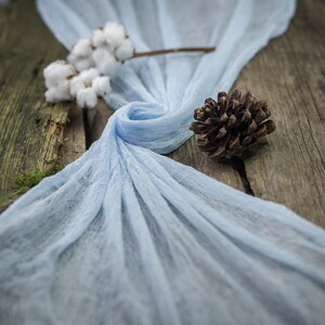 Hellblaue Hochzeitstischdecke, himmelblauer Gaze-Tischläufer, schicke Babyparty-Party, Baldachin für einen Hochzeitsbogen aus Holz, leichte rustikale Hochzeit Bild 6