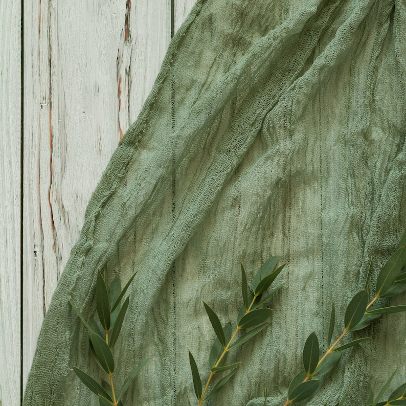 Chemin de table en gaze kaki, centres de table de mariage Woodland, toile de fond de verdure rustique image 6