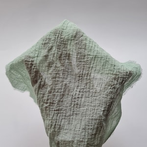 Discover the allure of cotton napkins in gauze, known for their thin and captivating muslin texture. Perfect for weddings, these wedding napkins add an elegant touch to any table setting.