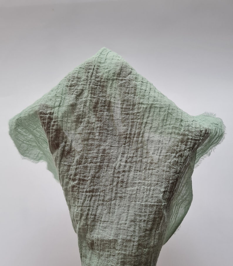 Discover the allure of cotton napkins in gauze, known for their thin and captivating muslin texture. Perfect for weddings, these wedding napkins add an elegant touch to any table setting.