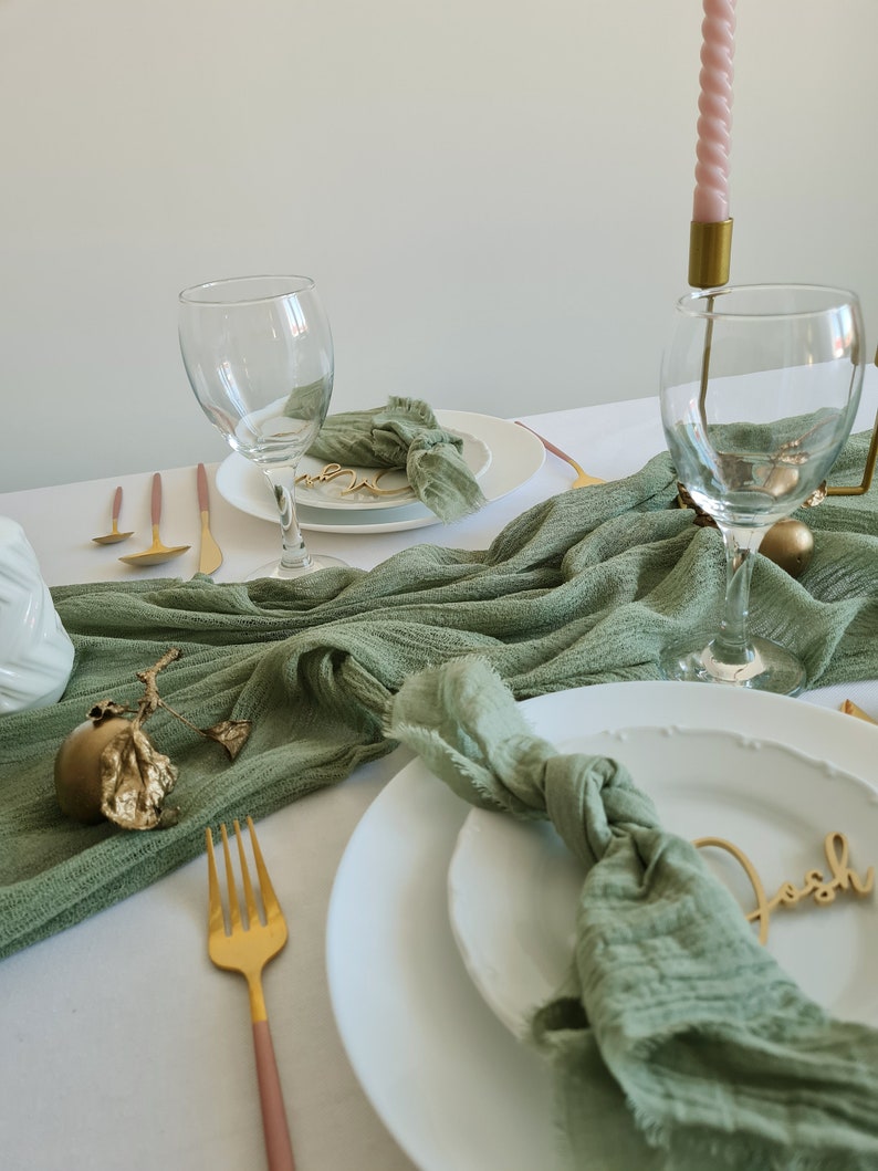 Centres de table de mariage olive, chemin de table en gaze, rideau de douche en gaze olive, fond vert pour la célébration, accessoires photo verdure fraîche image 1