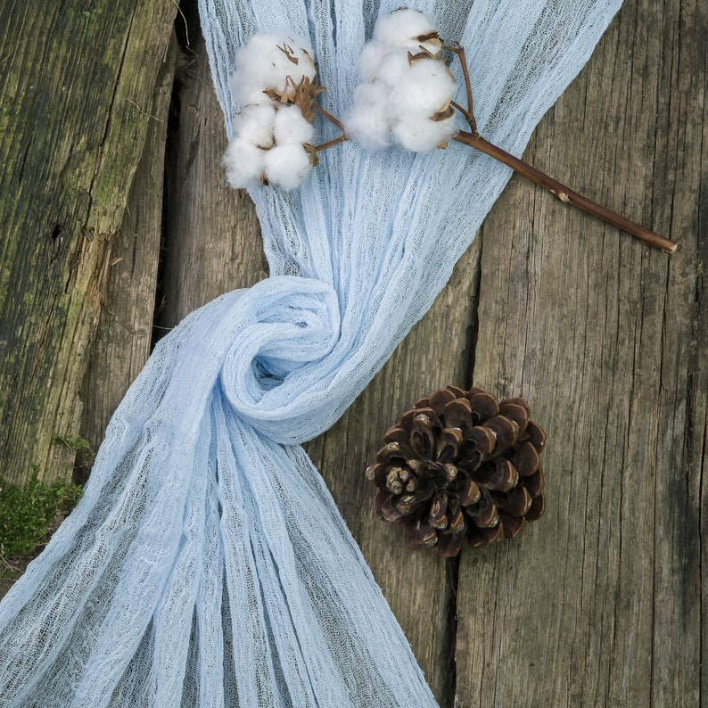 Hellblaue Hochzeitstischdecke, himmelblauer Gaze-Tischläufer, schicke Babyparty-Party, Baldachin für einen Hochzeitsbogen aus Holz, leichte rustikale Hochzeit Bild 8