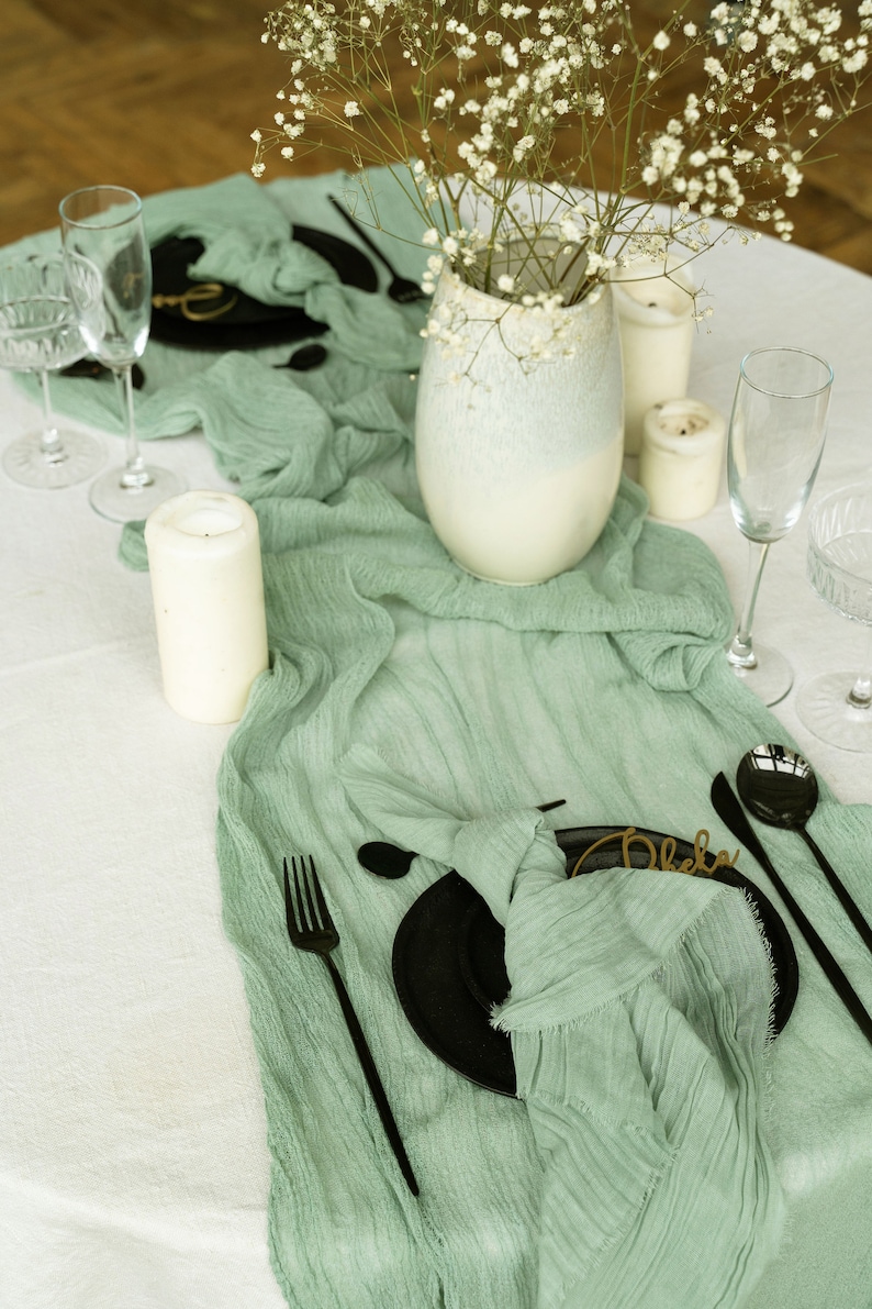 Chemin de table Sage Cheesecloth, Chemin de table en gaze verte, Décorations de baby shower Woodland, Douche de bébé Sage, Coureur de table de mariage Fait à la main image 3