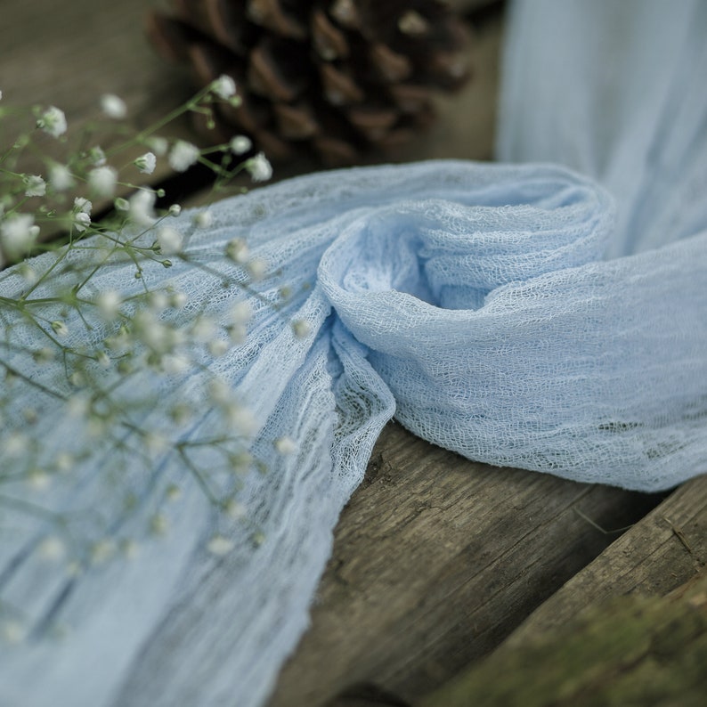 Hellblaue Hochzeitstischdecke, himmelblauer Gaze-Tischläufer, schicke Babyparty-Party, Baldachin für einen Hochzeitsbogen aus Holz, leichte rustikale Hochzeit Bild 7