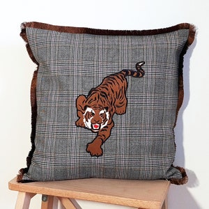 Cuscino quadrato con applicazione tigre|un cuscino in tessuto semi-lana|un cuscino in stile bohémien moderno|un cuscino per l&#39;arredamento| soggiorno