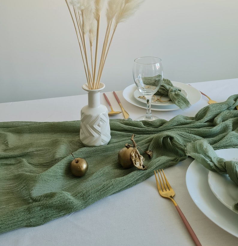 Centres de table de mariage olive, chemin de table en gaze, rideau de douche en gaze olive, fond vert pour la célébration, accessoires photo verdure fraîche image 7