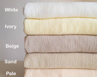 Käsetuch-Tischläufer – Beige, Salbeigrün & Weiße Gaze für Boho-Hochzeitsdekoration
