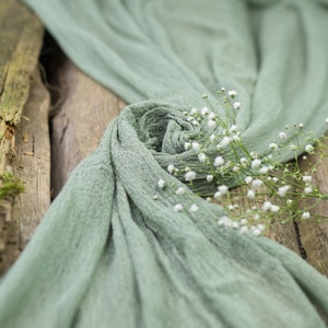 Runner da tavolo in garza verde salvia, decorazioni per baby shower in stile bosco, runner da tavolo per matrimonio