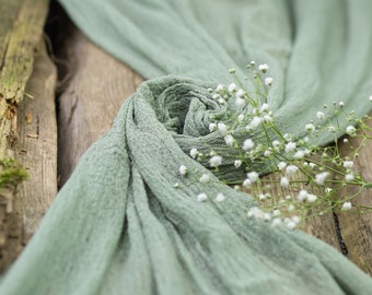 Chemin de table Sage Cheesecloth, Chemin de table en gaze verte, Décorations de baby shower Woodland, Douche de bébé Sage, Coureur de table de mariage - Fait à la main