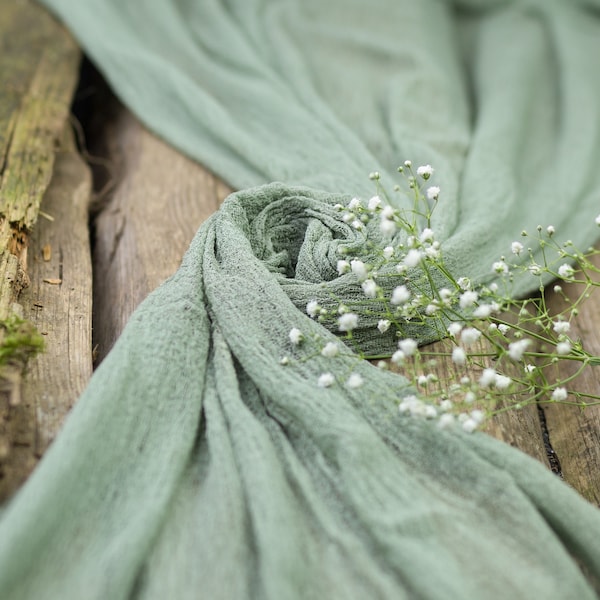 Chemin de table Sage Cheesecloth, Chemin de table en gaze verte, Décorations de baby shower Woodland, Douche de bébé Sage, Coureur de table de mariage - Fait à la main