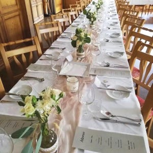 Camino de mesa de gasa beige: decoración bohemia para bodas y Navidad